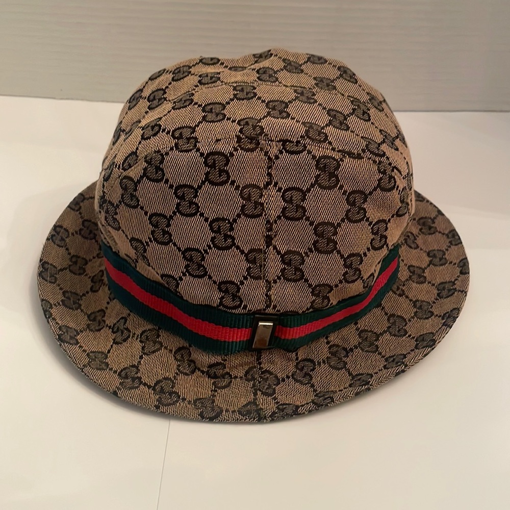 Autnentic Gucci unisex bucket hat 1990’s. Excellent condition. Statement piece.